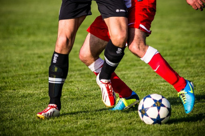 soccer-gb5aee3832_640.jpg