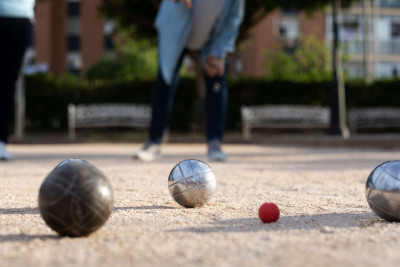 amis-ages-jouant-petanque (1).jpg