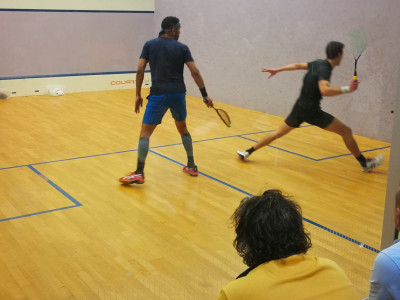 jeunes-actifs-jouant-au-squash.jpg