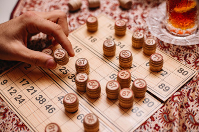loto-game-man-met-numero-the-vue-laterale.jpg